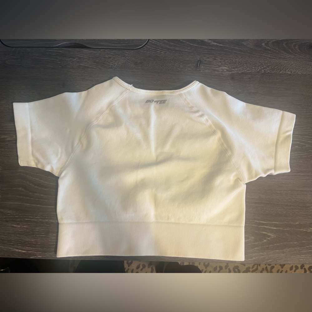 Bo+Tee Short Sleeved Athletic Top in ivory
